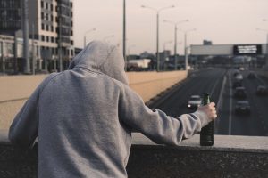 Hvor tilbydes behandling af alkohol problemer?